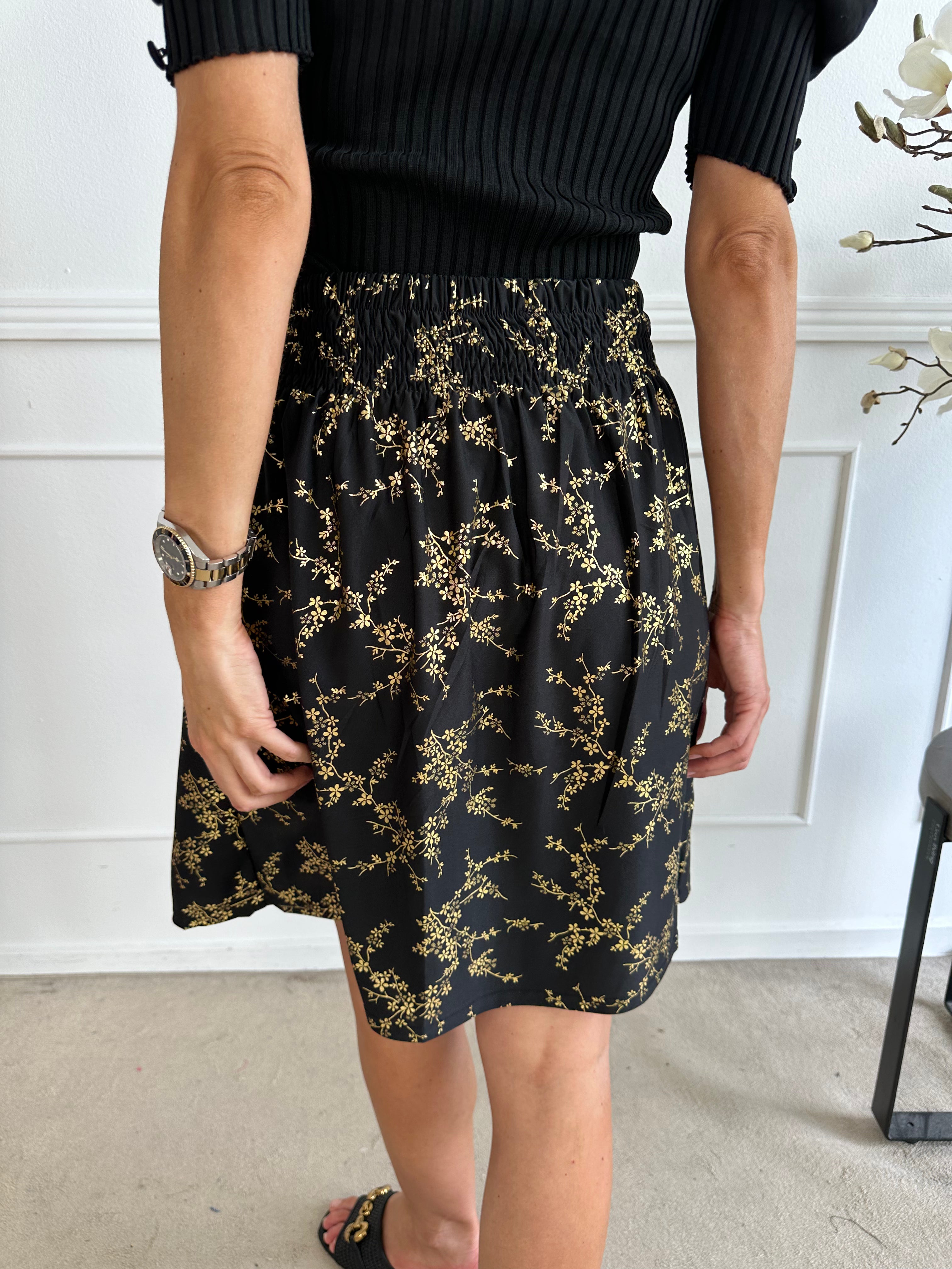 Pams Gold Short Skirt - Kort kjol i stretchigt tyg med fickor